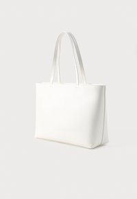 Geantă albă tip tote cu un design neted și structurat. Dispune de mânere lungi, formă rectangulară și detalii minime de coasere. Fără hardware vizibil.