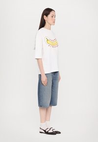 Fiorucci BANANA SOUND - Trükipildiga T-särk - white