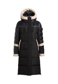 Sort puffet jakke med en tyk, faux fur-foret hætte, der har kontrasterende polstrede skuldre, sidelommer og en lodret lynlås fortil.