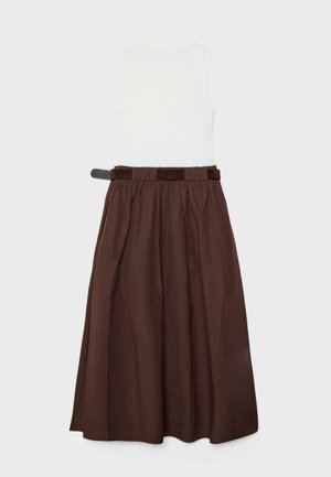 Hvid ærmeløs top kombineret med en brun plisseret midi-nederdel med højtaljet design, bred taljesøm og bæltestropper.