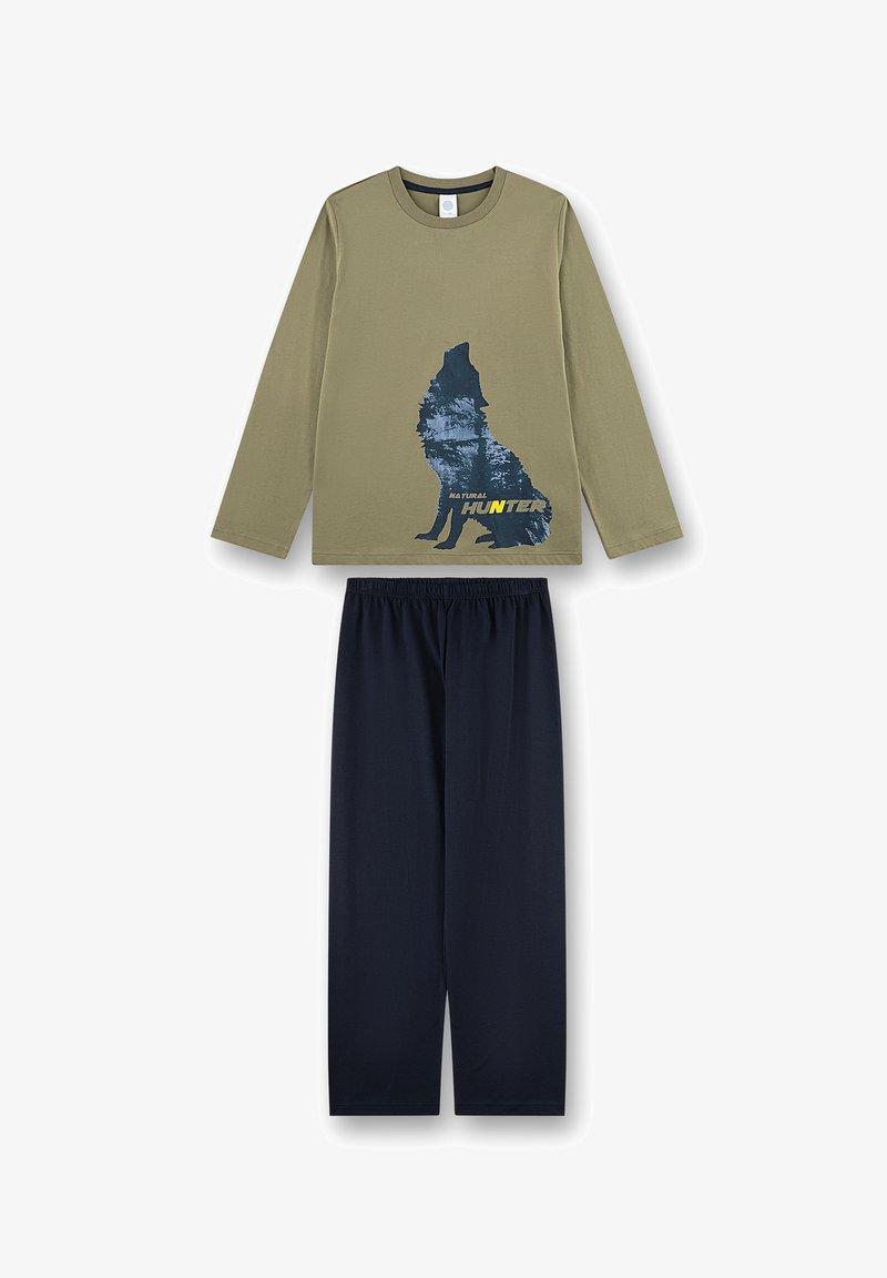 Olijfgroene langstaande blouse met wolfgrafiek en blauwe accenten, gecombineerd met donkerblauwe elastiche tailleband broek. Zacht, ademend materiaal.