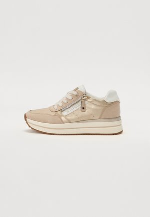 Baskets beige clair en suède et cuir, avec une finition texturée, des accents métalliques et une semelle rembourrée avec un entrepied blanc.