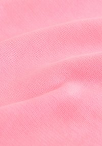 Vaaleanpunainen teksturoitu kangas, jossa näkyvä kudontakuvio, sileä ja pehmeä pinta sekä hillitty kiilto. Ihanteellinen vaatteisiin tai asusteisiin.