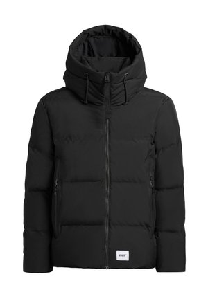 Zwarte pufferjack met een hoge kraag en capuchon, voorzien van een verticale rits aan de voorkant, twee ritszakken aan de zijkant en een logo-opdruk aan de onderkant.