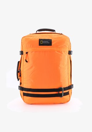 Oranger Rucksack mit schwarzen Akzenten, National Geographic-Logo, Reißverschluss-Hauptfach, seitlicher Griff und verstellbare Träger. Glatte Textur.
