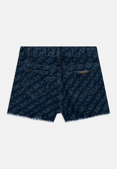 Shorts de mezclilla en azul oscuro con un patrón de logo por toda la prenda, dobladillo deshilachado y bolsillos traseros. Presenta un acento metálico de la marca en la parte de atrás.