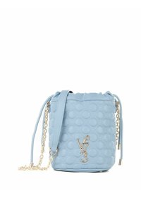 Borsa a secchiello blu chiaro realizzata in materiale testurizzato con cerchi in rilievo, dotata di logo dorato e tracolla a catena per il trasporto.