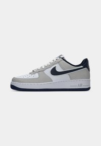Nike Air Force 1 tenisice s gornjim dijelom od sive kenske kože i bijele kože, morski akcenti, perforirani detalji i teksturirana gumena potplata.