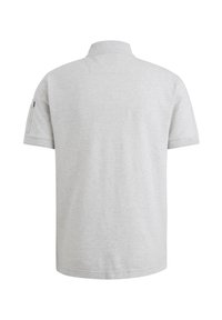 Polo grigio a maniche corte, tessuto testurizzato, colletto standard e tasca laterale sulla manica sinistra.