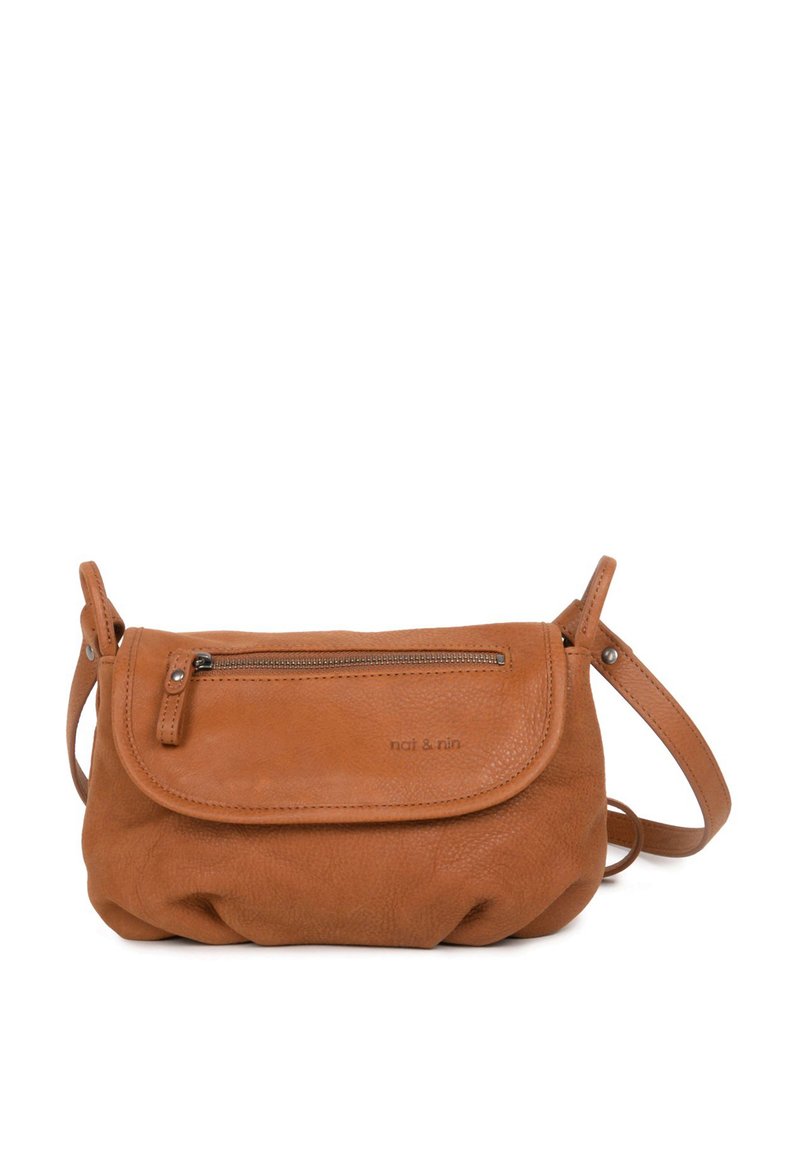 Braune Leder-Crossbody-Tasche mit rundem Boden, Reißverschlusstasche auf der Vorderseite und einem langen, verstellbaren Trageriemen. Dezentes Logo an der Seite.