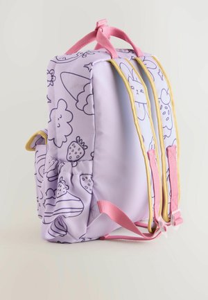 Mochila morada con patrones lúdicos de comida, asas rosas y acentos amarillos. Textura suave y bolsillos laterales para almacenamiento.