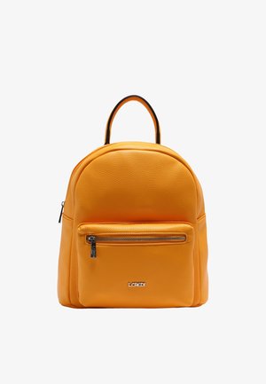 Zaino in pelle gialla dalla texture, con una forma arrotondata, maniglia superiore e tasca frontale con zip. Presenta un logo del marchio sulla parte bassa anteriore.