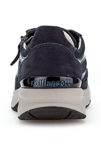 Marineblauwe suede sneaker met gaasaccenten, een flinke beige tussenzool en een glanzende zwarte hiel met de tekst "rollingsoft."