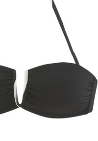 Čierny bandeau bikiny top s riasením, kontrastné biele akcenty pozdĺž okrajov a nastaviteľné ramienka pre prispôsobiteľné nosenie.