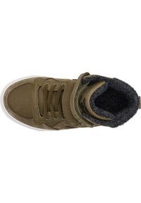 Zielono-oliwkowe sneakersy typu high-top wykonane z zamszu i skóry, z zawiązywaną konstrukcją, wyściełanym kołnierzem oraz białą gumową podeszwą. Polarowe wykończenie w górnej części.