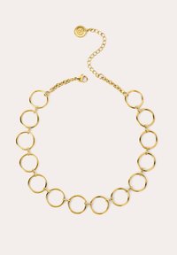 Collar de metal dorado con anillas circulares enlazadas, con cadena y cierre de langosta. Diseño simple, textura suave, formas redondeadas.