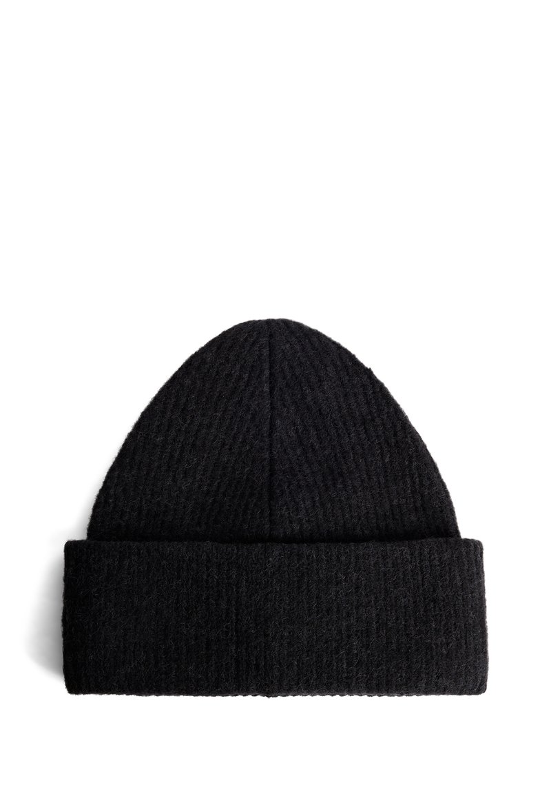 Beanie nera a maglia con una texture a coste e orlo piegato. Il design presenta una corona affusolata e un materiale in morbida lana.