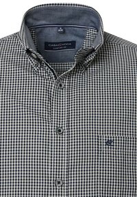 Hemd in Navy- und Weißkaromuster. Verfügt über eine bequeme Passform, einen spitzen Kragen und eine einzige Brusttasche mit Logo. Weicher Baumwollstoff.