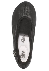 Schwarze Leder-Ballettschuhe mit elastischem Einstieg, weißer gepolsterter Innensohle und schwarzem Etikettendesign. Glatte Textur und leichtes Design.