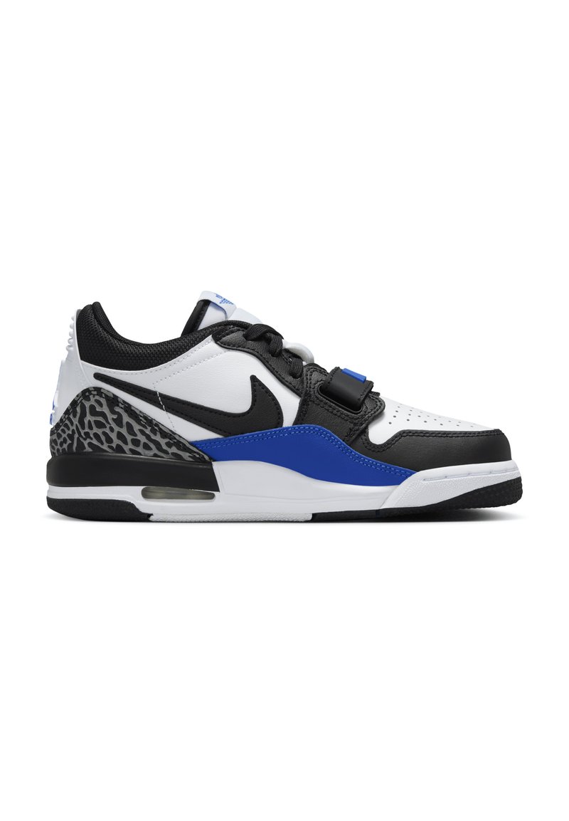 Białe i czarne sneakersy z niebieskimi akcentami, teksturowana skóra, siateczkowa cholewka, amortyzacja Air Max, zapięcie na sznurowadła i pasek oraz szczegóły w wzór słoniowej skóry.