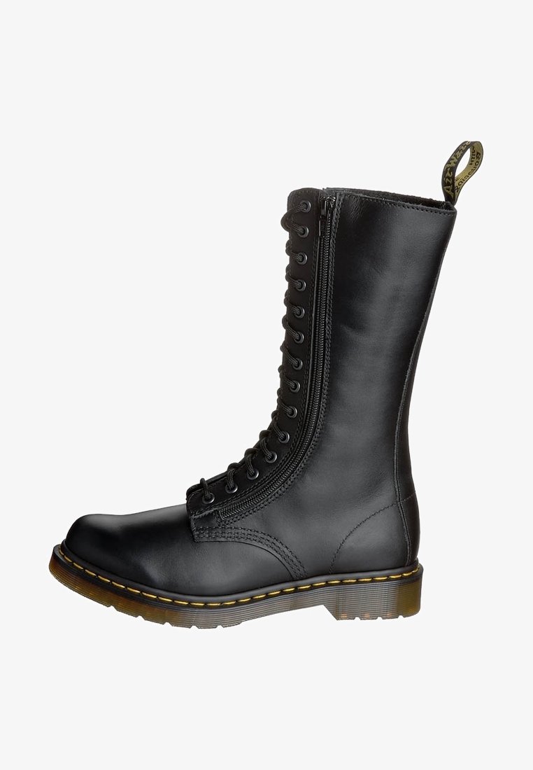 Bottes en cuir noir montantes avec une fermeture éclair à l'avant, un design à lacets, des coutures jaunes sur la semelle et une languette de traction en boucle en haut.