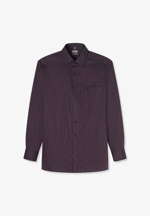 Dunkellila strukturiertes Langarm-Hemd mit Knöpfen, Kragen und Brusttasche, flach auf einem weißen Hintergrund liegend.