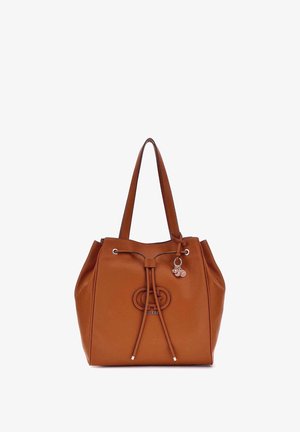 Borsa a spalla in pelle marrone con chiusura a coulisse, logo impresso e due manici. Texture liscia con accenti in metallo argentato.