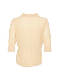 Maglione a maglia in morbido colore crema, con colletto, maniche a tre quarti e finitura testurizzata. Senza adornamenti visibili.