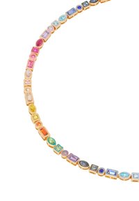 Collar de piedras preciosas coloridas que presenta varias piedras cortadas en forma rectangular y ovalada en un engaste de tono dorado, dispuestas en una cadena continua.
