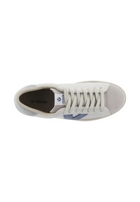 Zapatilla blanca con una punta de ante y detalles en cuero azul claro, con cordones planos y una suela de goma texturizada.