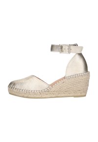 Zilver metallic espadrille wedge met enkelbandje, textuur bovenkant, jute-wikkelsol, ronde teen en gestikte details.