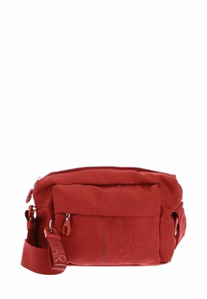 Sac bandoulière rouge en tissu texturé, doté d'une poche zippée à l'avant, d'une sangle ajustable et d'un logo de marque bien visible sur le côté.