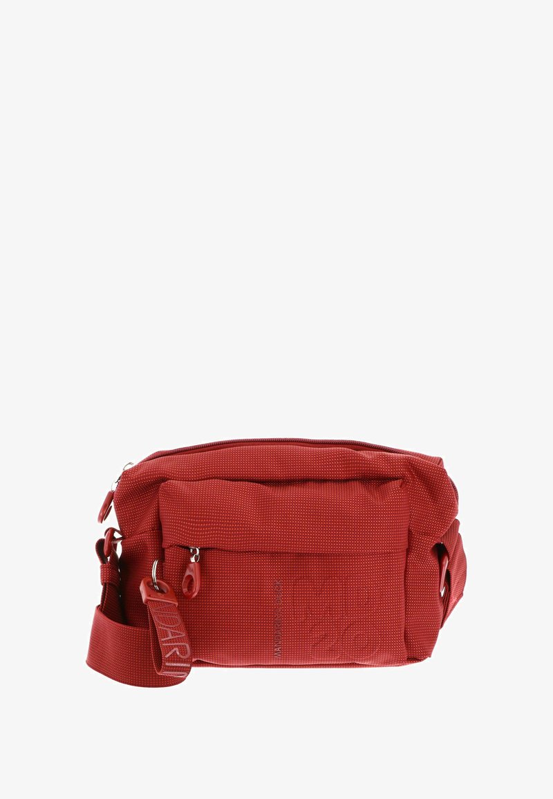 Sac bandoulière rouge en tissu texturé, doté d'une poche zippée à l'avant, d'une sangle ajustable et d'un logo de marque bien visible sur le côté.
