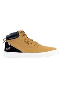 Zapatillas altas de ante marrón con detalles en cuero negro, suela de goma blanca y ojales de metal; presenta un logo y un panel lateral en contraste.