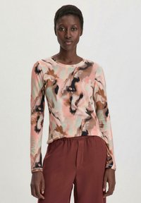 Langarmoberteil aus weichem Stoff mit einem abstrakten Muster in Pink, Beige und Schwarz; mit Rundhalsausschnitt und figurbetonender Silhouette.