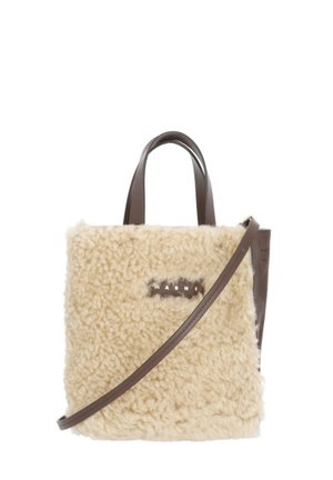Piccola borsa quadrata beige soffice con manici e tracolla in pelle marrone scuro, con etichetta del marchio al centro.