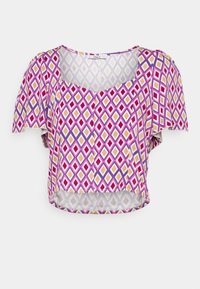 Top corto a maniche corte con un motivo geometrico a diamante in viola, rosa e giallo su uno sfondo bianco. Tessuto leggero e liscio.