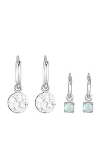 Orecchini in argento con un pendente circolare texturizzato e un paio con pietre ovali di opale, tutti con chiusure a leva.