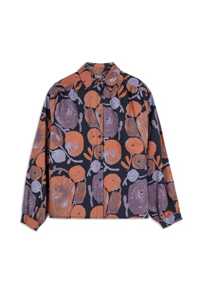 Camicia a maniche lunghe con base nera e grandi motivi floreali circolari astratti in arancione e viola.