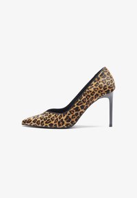 Décolleté con stampa leopardata, punta affusolata, texture in suede, dettagli neri e tacco a stiletto.