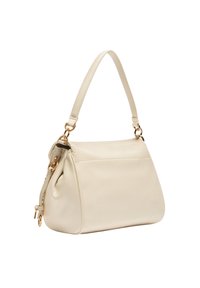 Borsa a mano in pelle crema con manico superiore singolo, minuteria in tonalità oro e forma rettangolare arrotondata.