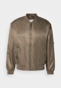 Veste bomber en satin marron avec fermeture éclair à l'avant, poignets côtelés et deux poches latérales, présentant un design classique et une texture lisse.