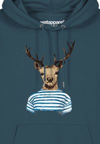 Gebreide hoodie in teal met een grafiek van een hertenkop met takken, gekleed in een blauw-wit gestreept shirt. Met trekkoord en kangaroo zak.