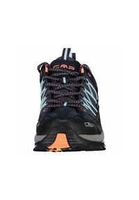 Schwarzer Wanderschuh mit Mesh-Obermaterial, orangen Akzenten und reflektierenden blauen Linien. Verfügt über eine gepolsterte Zunge und eine strukturierte Sohle für besseren Halt.