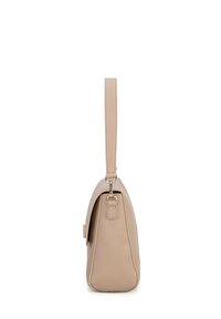 Borsa a spalla in pelle beige con forma strutturata, parte superiore piatta e tracolla regolabile. Presenta una texture liscia e minimi dettagli in metallo.