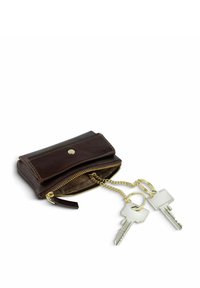 Portefeuille marron en cuir avec fermeture éclair, quincaillerie dorée et porte-clés attaché tenant deux clés en argent. Texture lisse avec un design compact.