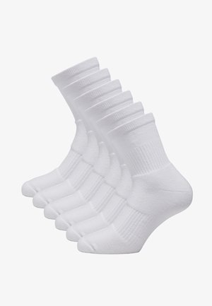 Weiche Baumwollmischung Crew Socken in Weiß, mit gerippten Bündchen, verstärkten Fersen und Zehen, in einem Sechserpack mit glatter Textur präsentiert.