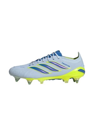 Lichtblauwe en neongele Adidas Predator voetbalschoen met metalen noppen en iriserende strepen op een witte achtergrond.