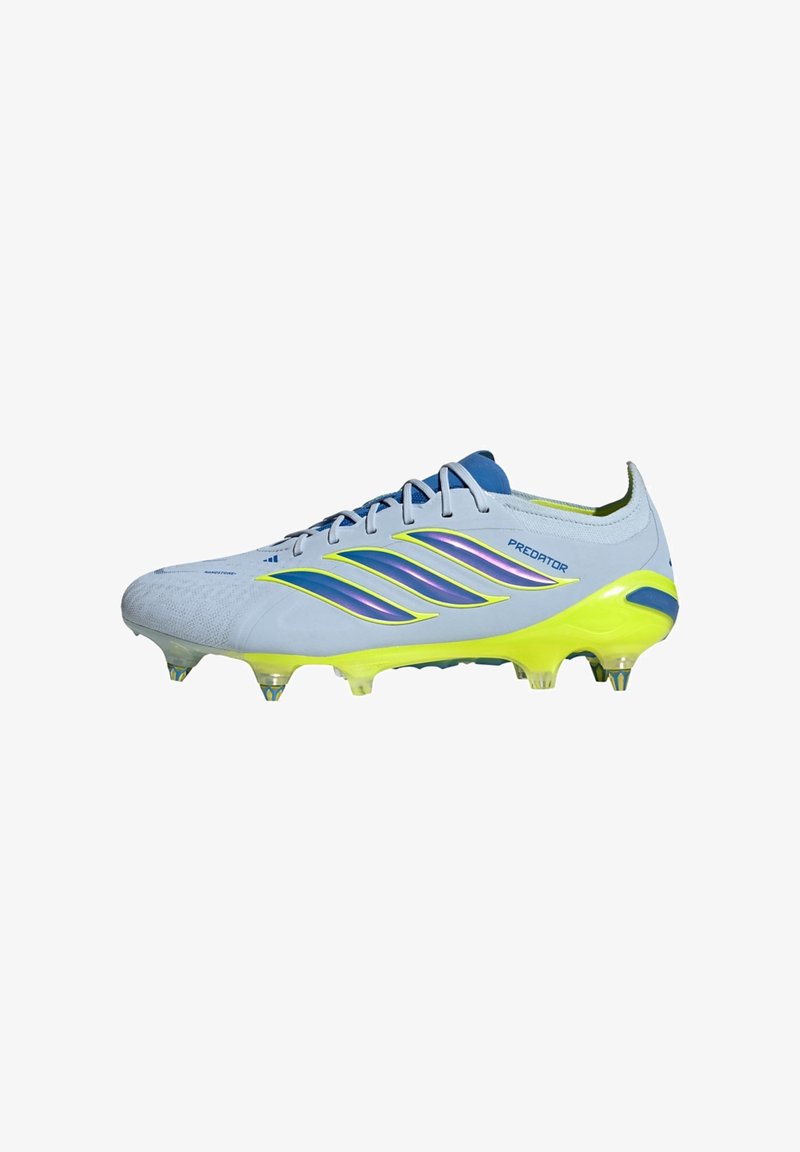 Chaussure de football Adidas Predator bleu clair et jaune néon avec crampons métalliques et bandes irisées sur fond blanc.