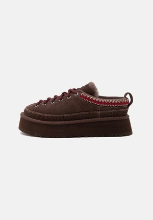 UGG, HERITAGE LACE UP - Baskets basses - burnt cedar